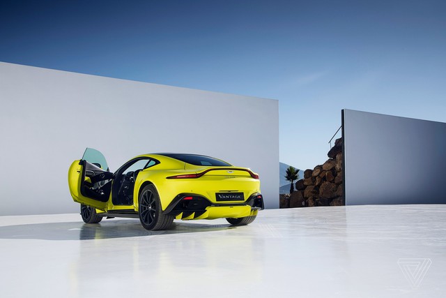 HOT: Đồng loạt khui công hai xe Aston Martin chính hãng, có V8 Vantage thế hệ mới nhất - Ảnh 5.
