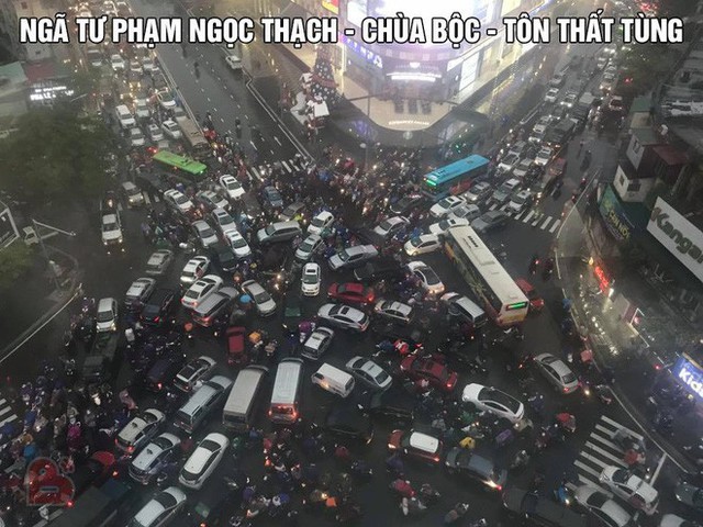Chen chúc và bất lực trong mưa rét tê tái, người Hà Nội về được nhà cũng là một kì tích - Ảnh 5. Chen chúc và bất lực trong mưa rét tê tái, người Hà Nội về được nhà cũng là một kì tích - Ảnh 5.