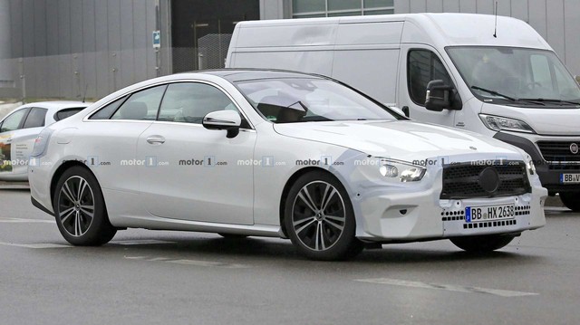 Lộ diện Mercedes-Benz E-Class sedan mới chạy thử trong thời tiết khắc nghiệt