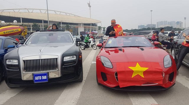 Siêu xe ồ ạt dán cờ cổ vũ đội tuyển Việt Nam trước trận Chung kết, Aventador mui trần cháy đuôi tái xuất - Ảnh 11. Siêu xe ồ ạt dán cờ cổ vũ đội tuyển Việt Nam trước trận Chung kết, Aventador mui trần cháy đuôi tái xuất - Ảnh 11.