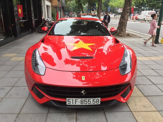 Siêu xe ồ ạt dán cờ cổ vũ đội tuyển Việt Nam trước trận Chung kết, Aventador mui trần cháy đuôi tái xuất - Ảnh 10. Siêu xe ồ ạt dán cờ cổ vũ đội tuyển Việt Nam trước trận Chung kết, Aventador mui trần cháy đuôi tái xuất - Ảnh 10.
