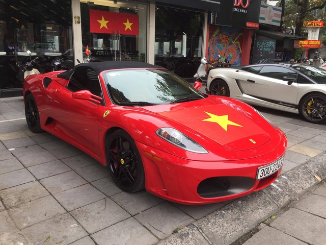 Siêu xe ồ ạt dán cờ cổ vũ đội tuyển Việt Nam trước trận Chung kết, Aventador mui trần cháy đuôi tái xuất - Ảnh 9. Siêu xe ồ ạt dán cờ cổ vũ đội tuyển Việt Nam trước trận Chung kết, Aventador mui trần cháy đuôi tái xuất - Ảnh 9.
