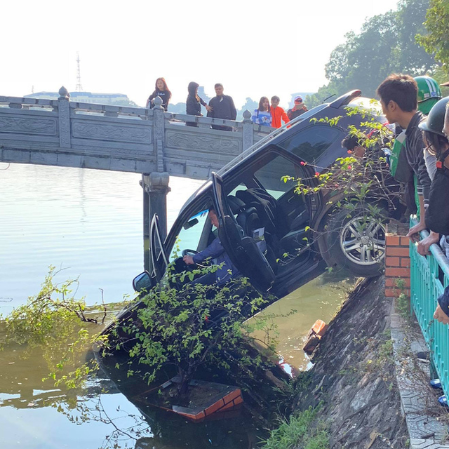 Hà Nội: Hyundai Santa Fe mất lái tông đổ giải phân cách, phi lên vỉa hè rồi đâm nát lan can lao thẳng xuống hồ Trúc Bạch - Ảnh 1.