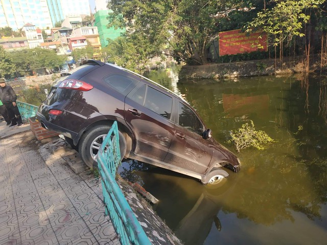 Hà Nội: Hyundai Santa Fe mất lái tông đổ giải phân cách, phi lên vỉa hè rồi đâm nát lan can lao thẳng xuống hồ Trúc Bạch - Ảnh 3.