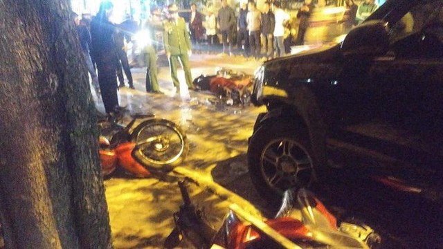 Hà Nội: Nữ tài xế lái Lexus đâm hàng loạt xe máy và ô tô, 1 học sinh bị cuốn vào gầm, 5 người bị thương nhập viện cấp cứu - Ảnh 1.