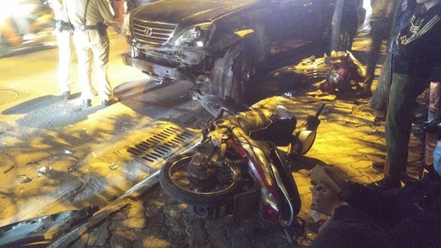 Hà Nội: Nữ tài xế lái Lexus đâm hàng loạt xe máy và ô tô, 1 học sinh bị cuốn vào gầm, 5 người bị thương nhập viện cấp cứu - Ảnh 2.