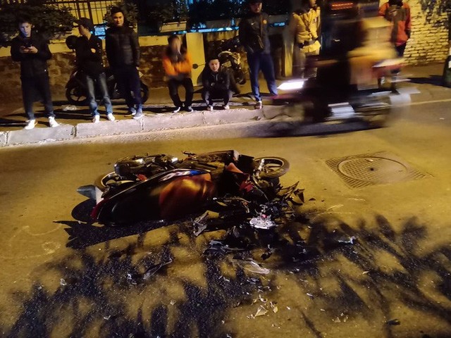 Hà Nội: Nữ tài xế lái Lexus đâm hàng loạt xe máy và ô tô, 1 học sinh bị cuốn vào gầm, 5 người bị thương nhập viện cấp cứu - Ảnh 3.