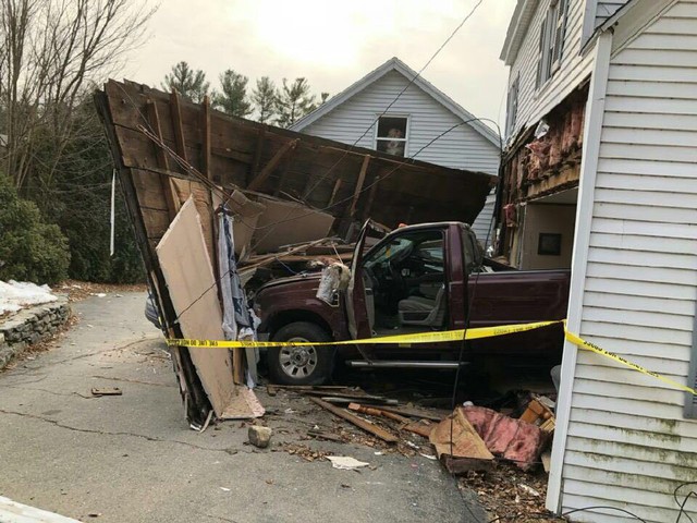 Ngủ gật, tài xế lao xe xuyên thủng nhà dân - Ảnh 1.