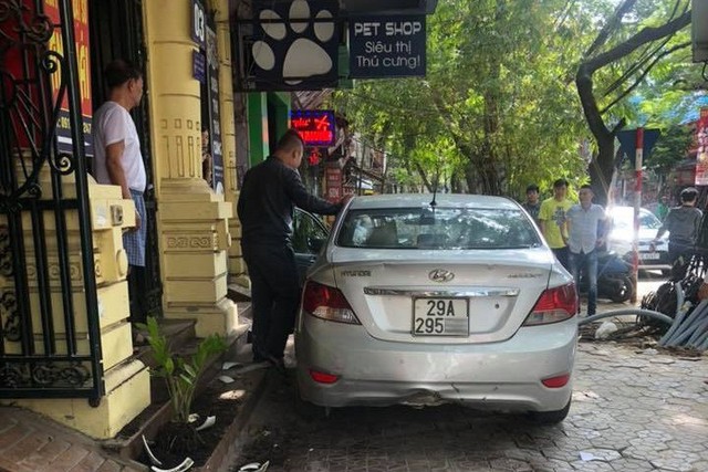 Thanh niên 15 tuổi trộm Hyundai Accent của bố đi chơi gây tai nạn liên hoàn tại Hà Nội - Ảnh 4.