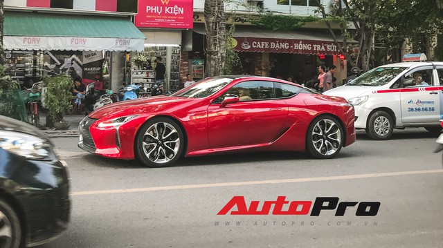 Lexus LC500 màu đỏ độc nhất Việt Nam tái xuất tại Hà Nội