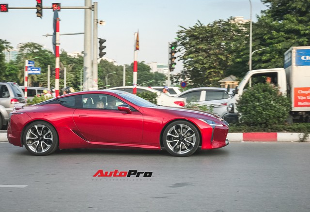 Lexus LC500 màu đỏ độc nhất Việt Nam tái xuất tại Hà Nội - Ảnh 4. Lexus LC500 màu đỏ độc nhất Việt Nam tái xuất tại Hà Nội - Ảnh 4.