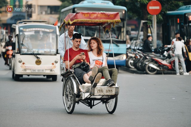 Dành 1 ngày vi vu Hà Nội: Chọn xích lô, ô tô điện hay buýt 2 tầng để tham quan Thủ đô? - Ảnh 1. Dành 1 ngày vi vu Hà Nội: Chọn xích lô, ô tô điện hay buýt 2 tầng để tham quan Thủ đô? - Ảnh 1.