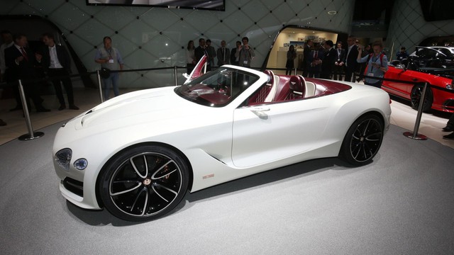 Bentley thừa nhận đã và đang mất khách vào tay Porsche, Tesla - Ảnh 1.