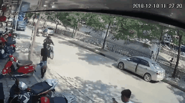 CLIP: Gây họa cho người đi xe máy, tài xế ô tô sau đó còn có hành động gây bức xúc hơn