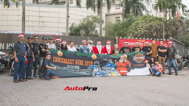 Biker Việt giả làm ông già Noel, cưỡi phân khối lớn đi từ thiện