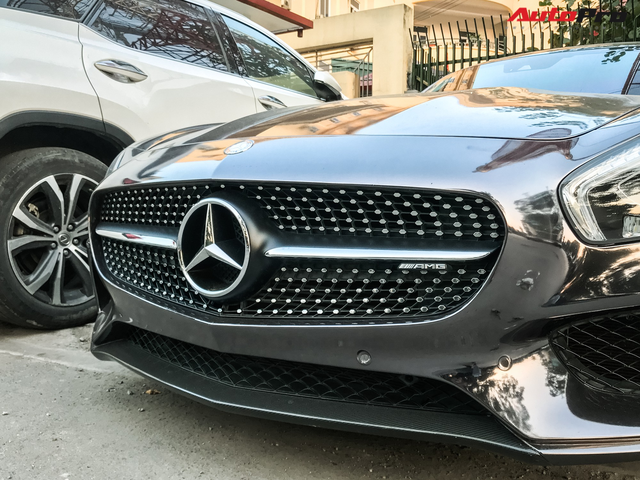 Mercedes-AMG GT S màu đỏ độc nhất Việt Nam đổi diện mạo, tái xuất tại Hà Nội - Ảnh 7. Mercedes-AMG GT S màu đỏ độc nhất Việt Nam đổi diện mạo, tái xuất tại Hà Nội - Ảnh 7.