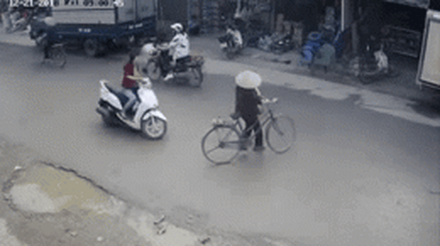 Pha sang đường của cụ bà khiến mạng xã hội rần rần chia sẻ trong sáng Chủ nhật