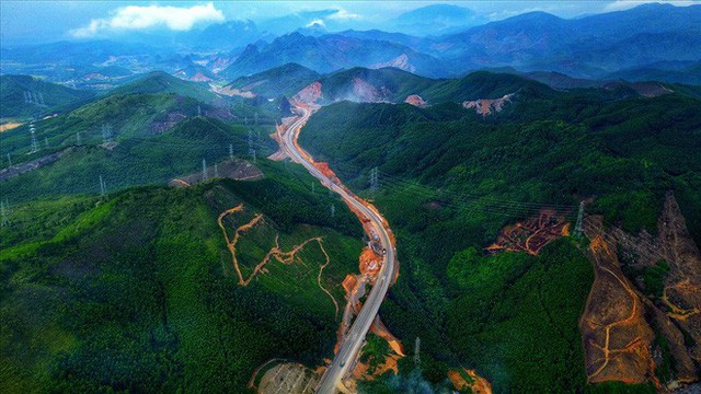 Cận cảnh cao tốc 12.000 tỉ xuyên rừng kết nối với sân bay Vân Đồn - Ảnh 3.