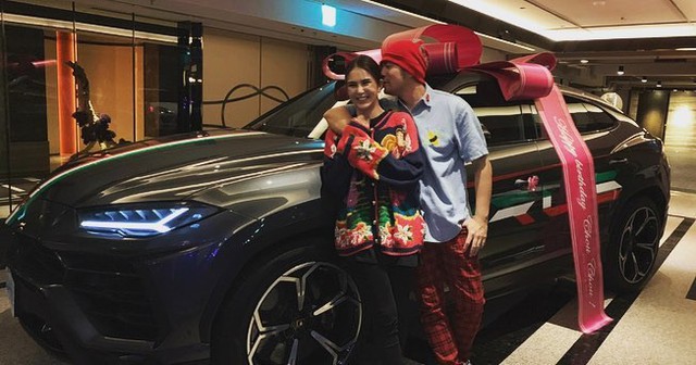 Vợ nhà người ta: Bà xã Châu Kiệt Luân thông đồng với bạn bè tặng chồng siêu xe Lamborghini Urus trước sinh nhật gần 1 tháng - Ảnh 2.