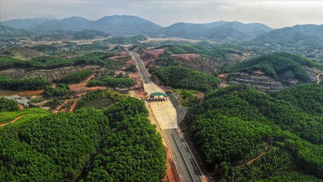 Cận cảnh cao tốc 12.000 tỉ xuyên rừng kết nối với sân bay Vân Đồn - Ảnh 7.