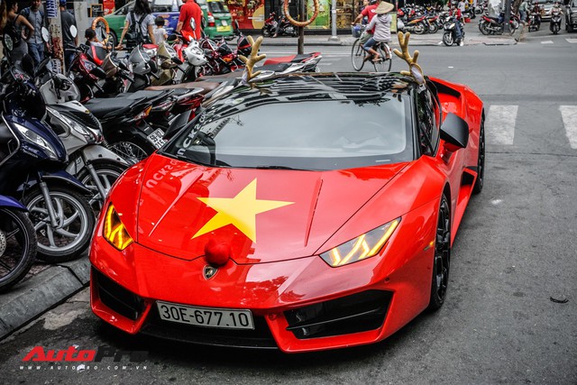 Sẵn màu đỏ, đây là cách đại gia Việt dùng Lamborghini Huracan LP580-2 đón Giáng Sinh - Ảnh 2.