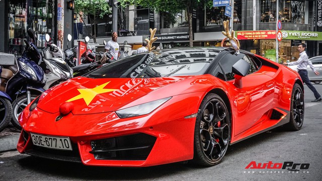 Sẵn màu đỏ, đây là cách đại gia Việt dùng Lamborghini Huracan LP580-2 đón Giáng Sinh - Ảnh 1.
