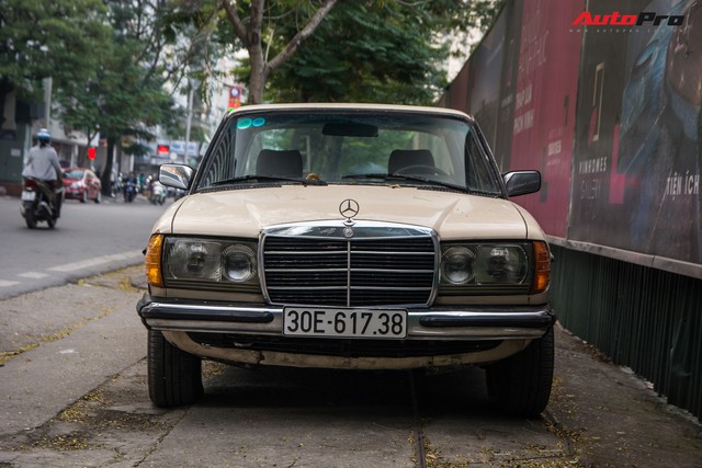 Xế cổ Mercedes-Benz 300D hơn 30 năm tuổi vẫn lăn bánh trên đường phố Hà Nội - Ảnh 2.