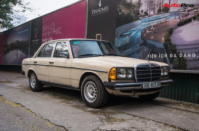 Xế cổ Mercedes-Benz 300D hơn 30 năm tuổi vẫn lăn bánh trên đường phố Hà Nội - Ảnh 1.