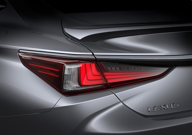Ra mắt Lexus ES 250 giá 2,5 tỷ đồng đấu Mercedes-Benz E-Class tại Việt Nam - Ảnh 4.