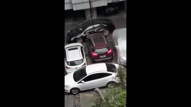 Clip: Không nhiều lời, tài xế Peugeot 3008 húc thẳng vào chiếc Cadillac đỗ ngang trái để mở lối đi
