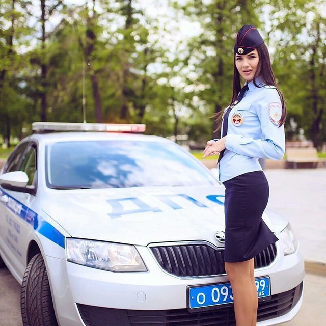 Bộ ảnh nữ cảnh sát giao thông Nga xinh đẹp khiến mọi nam tài xế đều mê mẩn ngắm nhìn - Ảnh 12.