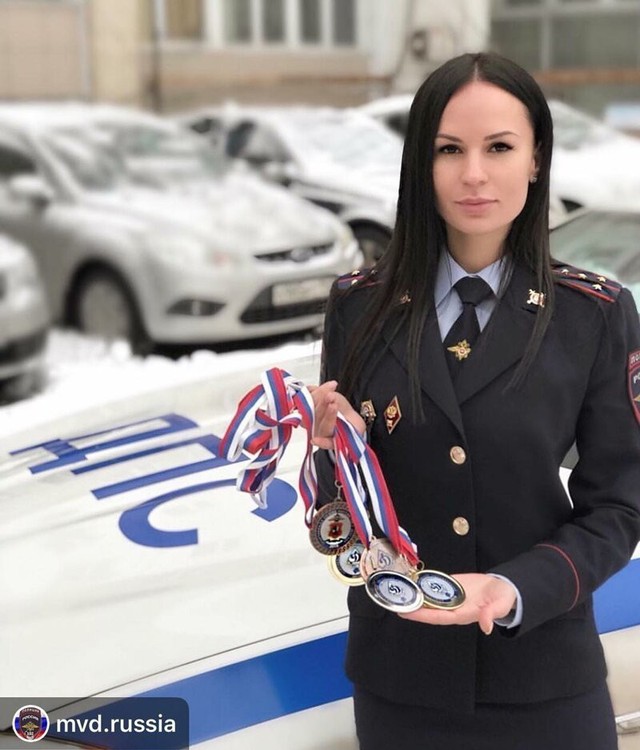 Bộ ảnh nữ cảnh sát giao thông Nga xinh đẹp khiến mọi nam tài xế đều mê mẩn ngắm nhìn - Ảnh 16.