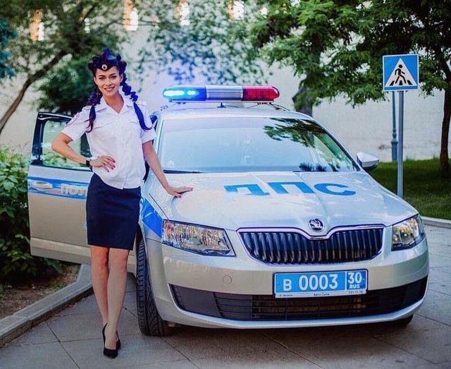 Bộ ảnh nữ cảnh sát giao thông Nga xinh đẹp khiến mọi nam tài xế đều mê mẩn ngắm nhìn - Ảnh 13.