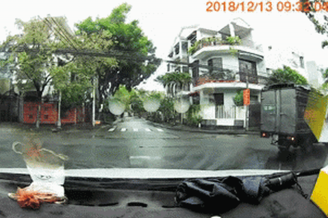 Chạy qua ngã tư, người đàn ông đi xe máy bị ô tô đâm bay lên nắp capo: "Kẻ thứ 3" bị réo tên