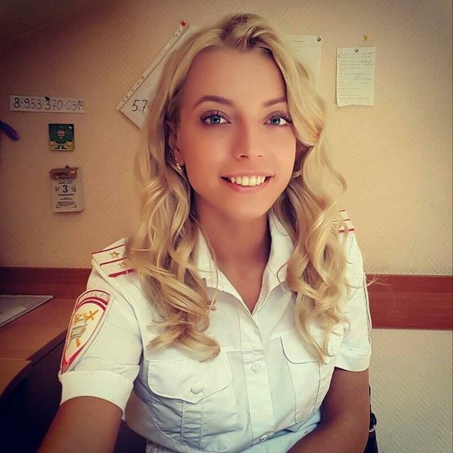 Bộ ảnh nữ cảnh sát giao thông Nga xinh đẹp khiến mọi nam tài xế đều mê mẩn ngắm nhìn - Ảnh 5.