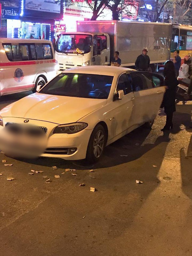 Hà Nội: Va chạm mạnh với xe BMW ngã xuống đường, nữ sinh viên bị xe buýt cán tử vong - Ảnh 2. Hà Nội: Va chạm mạnh với xe BMW ngã xuống đường, nữ sinh viên bị xe buýt cán tử vong - Ảnh 2.