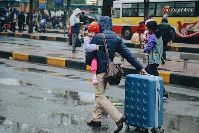 Ngày làm việc cuối cùng trong năm: Người Hà Nội đội mưa rét ra bến xe, Sài Gòn bắt đầu ùn tắc các ngả đường - Ảnh 11.