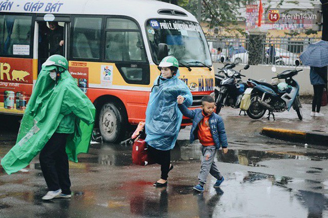 Ngày làm việc cuối cùng trong năm: Người Hà Nội đội mưa rét ra bến xe, Sài Gòn bắt đầu ùn tắc các ngả đường - Ảnh 13.