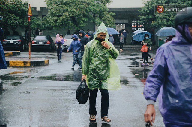 Ngày làm việc cuối cùng trong năm: Người Hà Nội đội mưa rét ra bến xe, Sài Gòn bắt đầu ùn tắc các ngả đường - Ảnh 15.