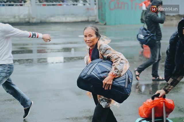 Ngày làm việc cuối cùng trong năm: Người Hà Nội đội mưa rét ra bến xe, Sài Gòn bắt đầu ùn tắc các ngả đường - Ảnh 18.