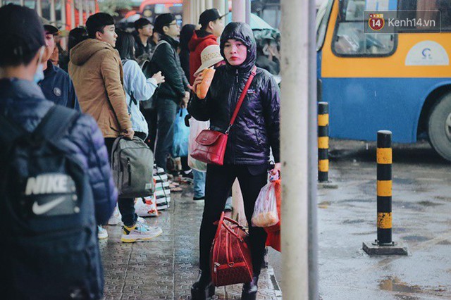 Ngày làm việc cuối cùng trong năm: Người Hà Nội đội mưa rét ra bến xe, Sài Gòn bắt đầu ùn tắc các ngả đường - Ảnh 21.