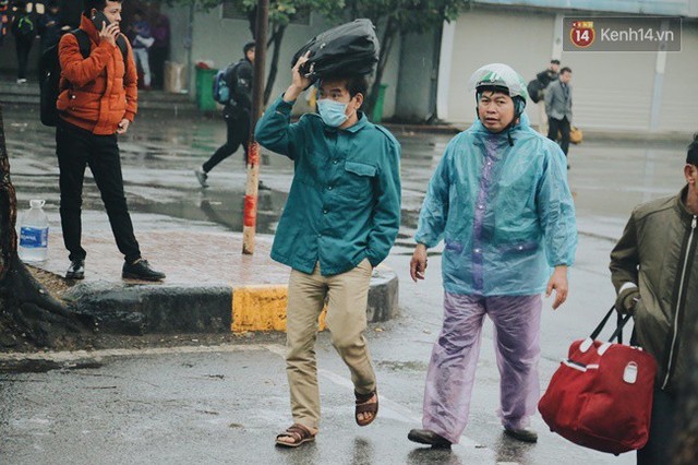 Ngày làm việc cuối cùng trong năm: Người Hà Nội đội mưa rét ra bến xe, Sài Gòn bắt đầu ùn tắc các ngả đường - Ảnh 22.