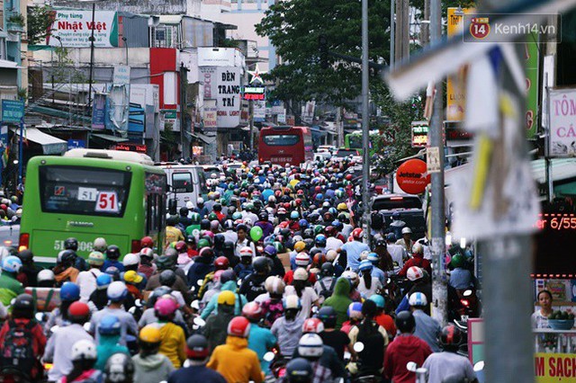 Ngày làm việc cuối cùng trong năm: Người Hà Nội đội mưa rét ra bến xe, Sài Gòn bắt đầu ùn tắc các ngả đường - Ảnh 31.