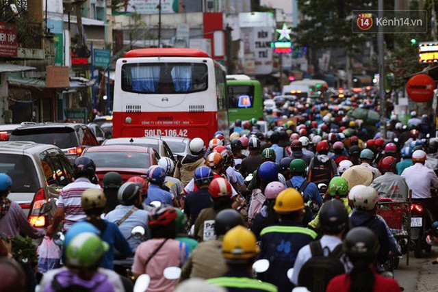 Ngày làm việc cuối cùng trong năm: Người Hà Nội đội mưa rét ra bến xe, Sài Gòn bắt đầu ùn tắc các ngả đường - Ảnh 33.