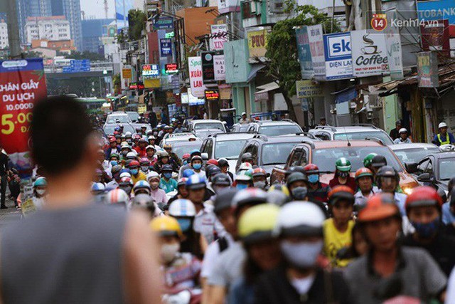 Ngày làm việc cuối cùng trong năm: Người Hà Nội đội mưa rét ra bến xe, Sài Gòn bắt đầu ùn tắc các ngả đường - Ảnh 34.
