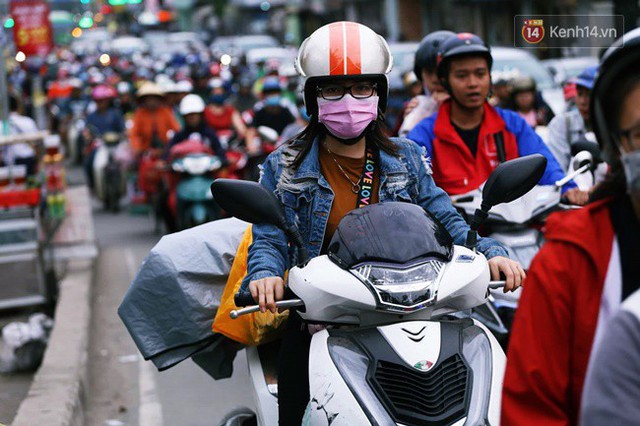 Ngày làm việc cuối cùng trong năm: Người Hà Nội đội mưa rét ra bến xe, Sài Gòn bắt đầu ùn tắc các ngả đường - Ảnh 35.