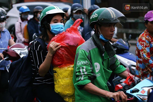 Ngày làm việc cuối cùng trong năm: Người Hà Nội đội mưa rét ra bến xe, Sài Gòn bắt đầu ùn tắc các ngả đường - Ảnh 41.