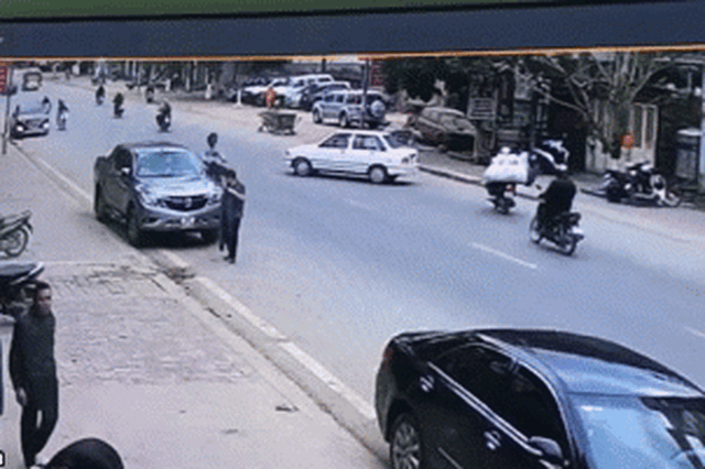 Pha "luồn kim" không tưởng và cái kết đau đớn của nam thanh niên chạy xe máy