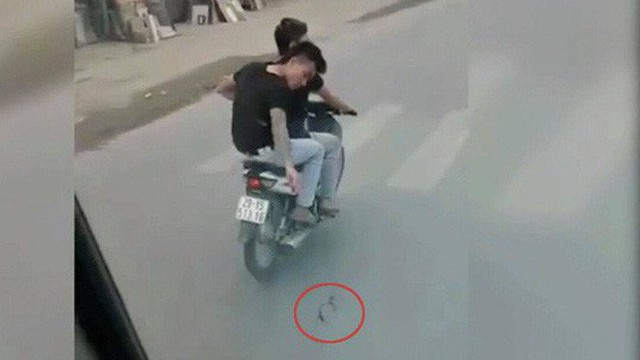Công an tạm giữ hành chính 2 thanh niên đi xe máy rải đinh trước đầu ô tô ở Hà Nội