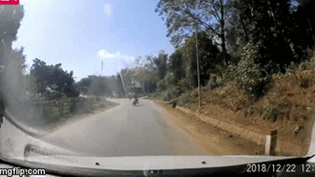 Chạy với tốc độ cao, phượt thủ lao thẳng vào đầu ô tô, tài xế hoảng hốt: "Thôi rồi, khổ thế!"